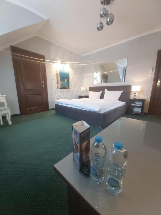 Hotel Fox Wolbórz Екстериор снимка