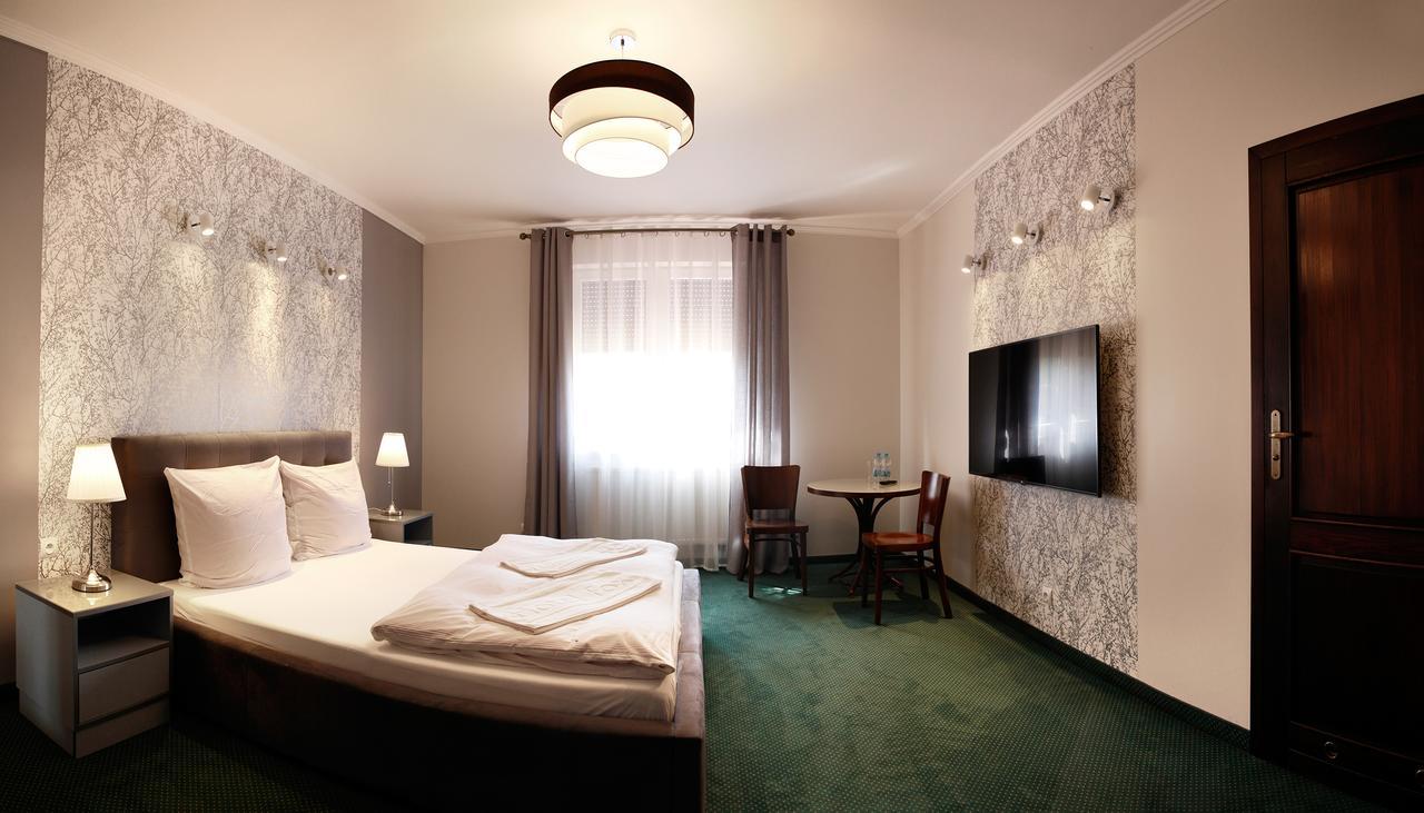 Hotel Fox Wolbórz Екстериор снимка